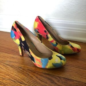 Kelly & Katie multicolor floral 3” pumps - size 6